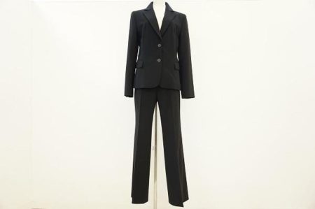 1枚持っておけば必ず重宝する。23区のパンツスーツを買取致しました！