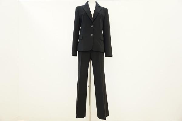 1枚持っておけば必ず重宝する。23区のパンツスーツを買取致しました！