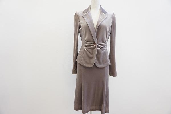 【買取情報】ベロア素材が高級感を演出してくれる。アナイのスカートスーツをご紹介