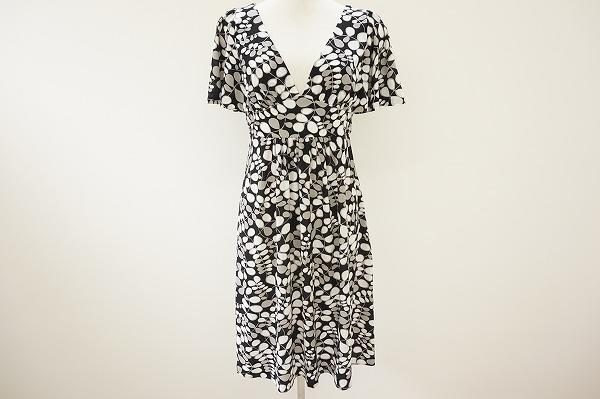 どんなシーンにもマッチするアナイのワンピースを買取りいたしました。不思議なデザインのプリント柄が素敵。