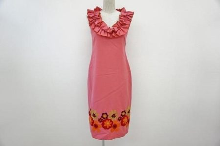 アナスイのワンピース買取 首元がゴージャスで裾部分も華やかなデザインが魅力的。