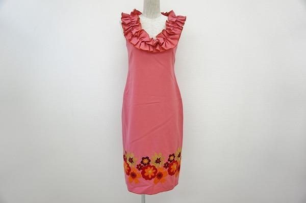 アナスイのワンピース買取 首元がゴージャスで裾部分も華やかなデザインが魅力的。