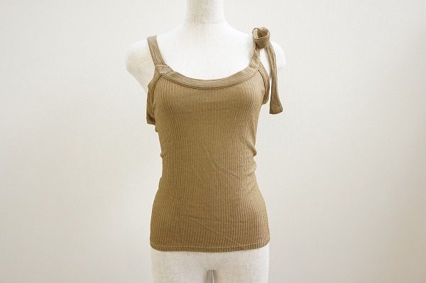 大胆に開いたバックスタイルがセクシー。肩リボンがキュートなヴァレンティノのタンクトップを買取しました。　