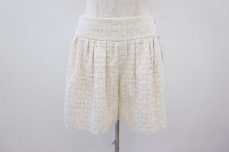 カジュアルになりすぎず、オールシーズンお召しいただけるレース使いが華やか。アナトリエのショートパンツを買取しました。　