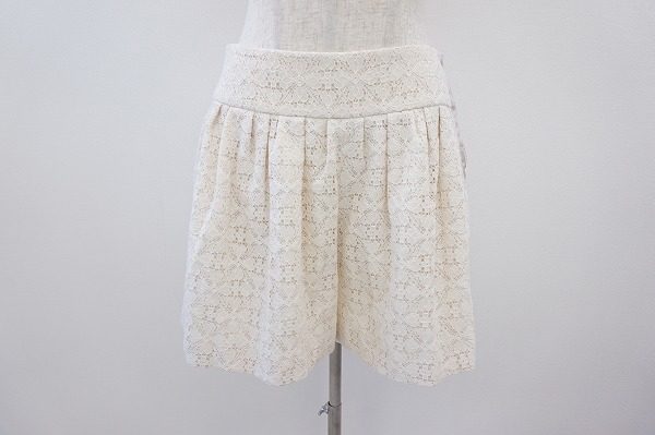 カジュアルになりすぎず、オールシーズンお召しいただけるレース使いが華やか。アナトリエのショートパンツを買取しました。　