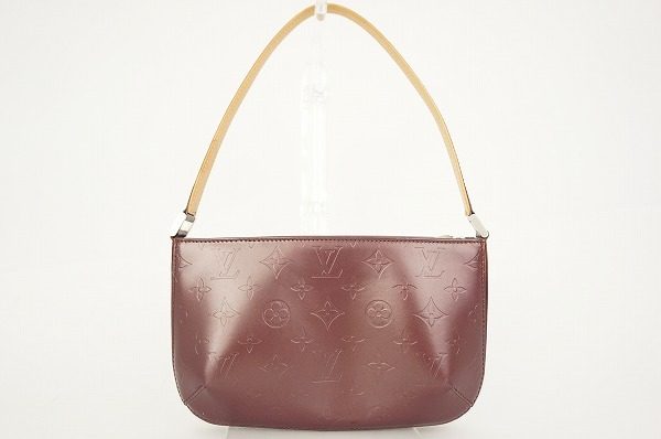 コンパクトに荷物を収納できるルイヴィトンのショルダーバッグを買取りいたしました