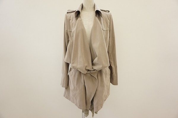 ゆるやかなドレープとレースが女性らしく印象的なアレキサンダーマックイーンのベージュコートを買取りいたしました　