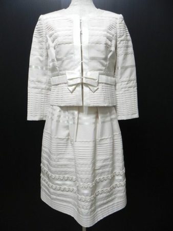 王道コンサバスタイルに。ハロッズのノーカラージャケットとスカートを買取しました