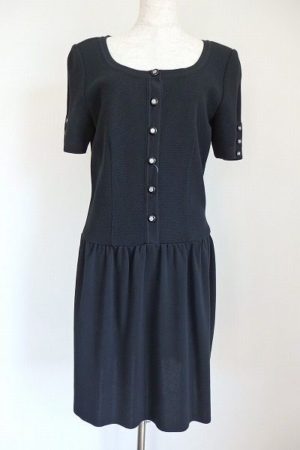 上品な大人かわいい万能ワンピース。フォクシーブティックのニットワンピースを買取しました。