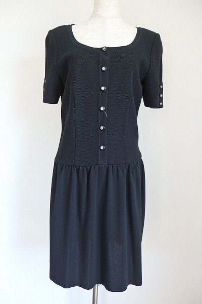 上品な大人かわいい万能ワンピース。フォクシーブティックのニットワンピースを買取しました。