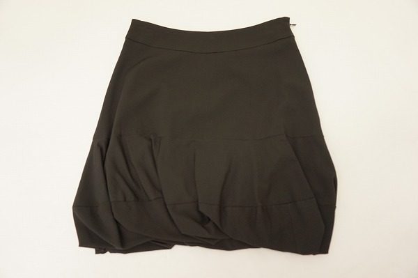やわらかなシルエットが目を惹く!エストネーションのレディーススカートを買取しました