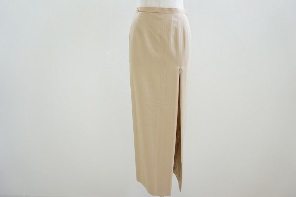 優しい色合いのベージュでより上品に。レオナールのレディースロングスリットスカートを買取しました