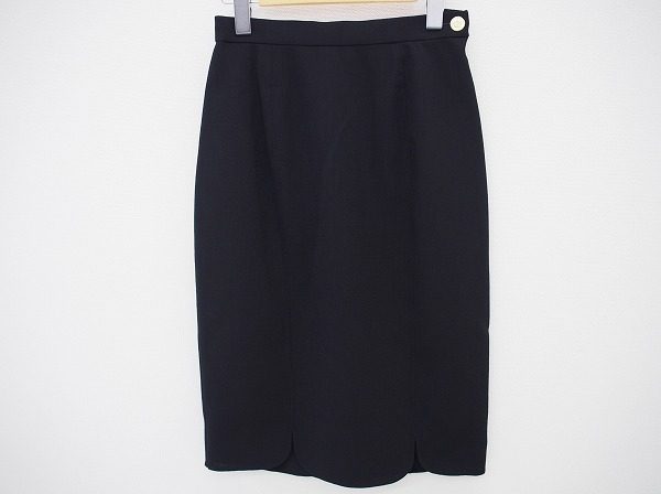 裾部分のスカラップがポイントに！レオナールのブラックレディーススカートをお売り頂きました