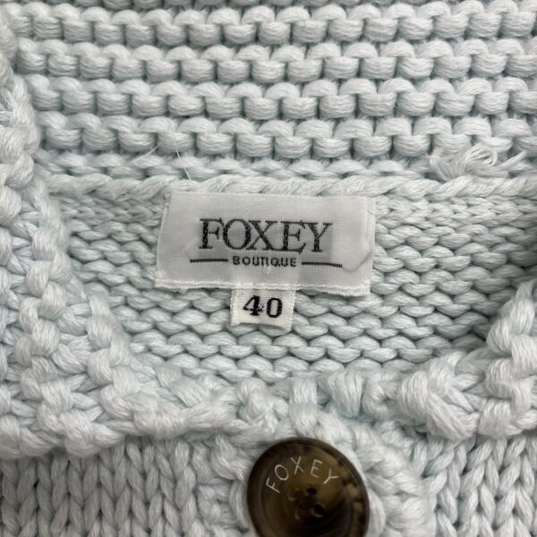 フォクシーのブランドタグのアップ