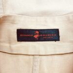 ヒロココシノのブランドタグのアップ