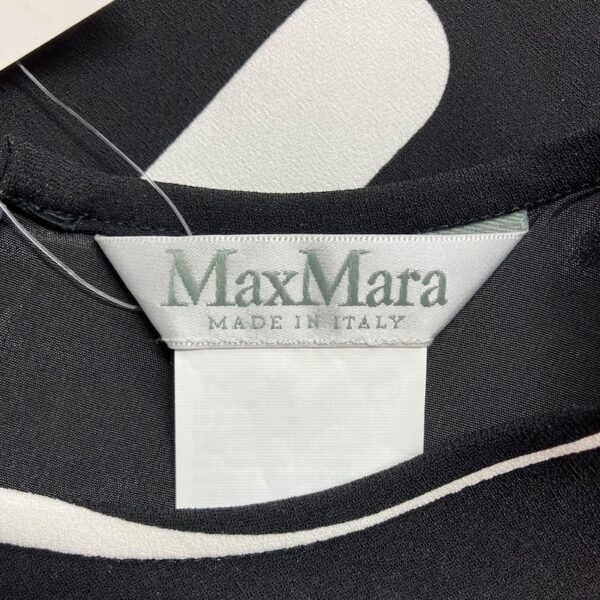 マックスマーラのブランドタグのアップ