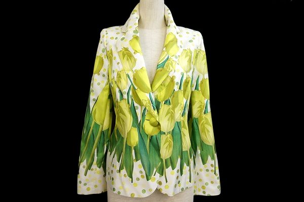 古い洋服でも売れるブランド多数、アクイールの買取紹介