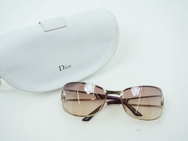 大き目レンズでもシャープな印象を与える。クリスチャン・ディオールのサングラスをお売り頂きました