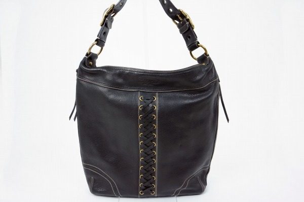 普段使いや旅行にも便利。使い勝手の良いコーチのショルダーバッグをお売り頂きました