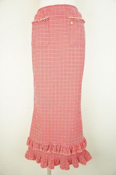 コーディネートの主役に！個性とキュートさが絶妙にミックスされたシャネルのスカートをお売り頂きました