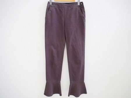 パンツスタイルでもキュートにコーディネートできる。シャネルのパンツをお売り頂きました