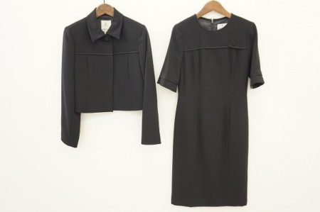 お子さんのお祝いなどには動きやすいフォーマルがおすすめ。組曲のワンピーススーツを買取しました