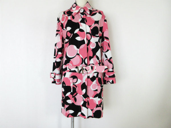 インパクトが強烈。しかしエレガントな雰囲気も漂うリナシメントのコートをお売り頂きました