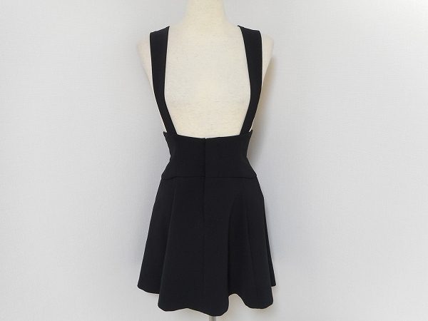 芸能人の圧倒的支持を得るスナイデル。キュートなサロペットスカートをお売り頂きました