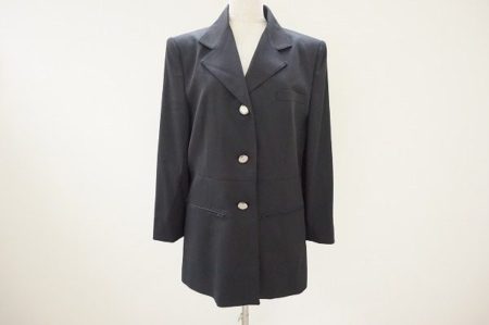 余計な装飾を排除して仕上げた、ジバンシィのシンプルな三ツ星ジャケットを買取しました