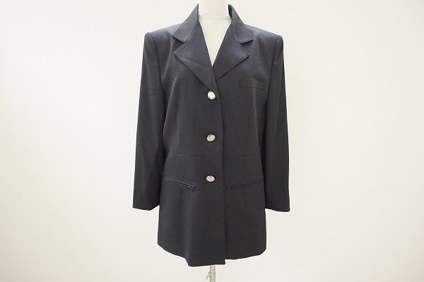 余計な装飾を排除して仕上げた、ジバンシィのシンプルな三ツ星ジャケットを買取しました