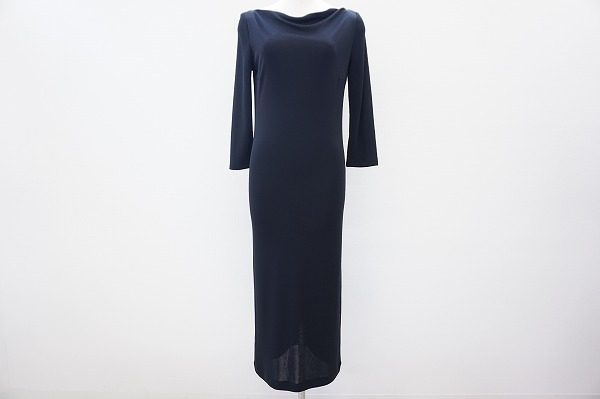 上質シルエットで華やかさに溢れる。ヴァレンティノのブラックワンピースをお売り頂きました