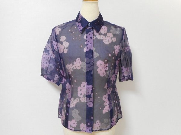 大胆な花柄のデザインと透け感のある素材が素敵。カルバンクラインのブラウスをお売り頂きました