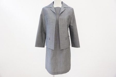 知的でクラシカルな女性を演出してくれる。マークジェイコブスのワンピーススーツを買取しました
