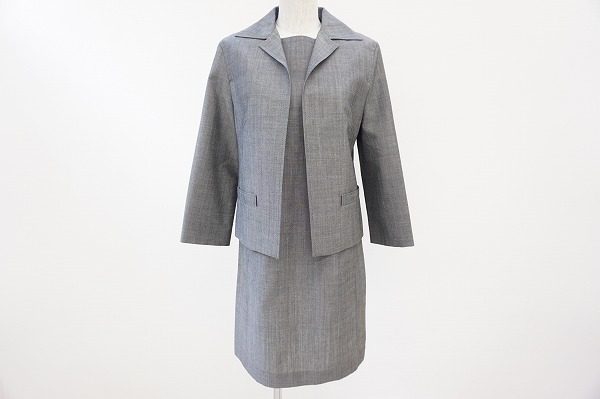 知的でクラシカルな女性を演出してくれる。マークジェイコブスのワンピーススーツを買取しました