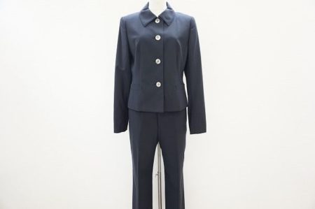 カチッとした雰囲気がカッコいい。アクアスキュータムのパンツスーツをお売り頂きました