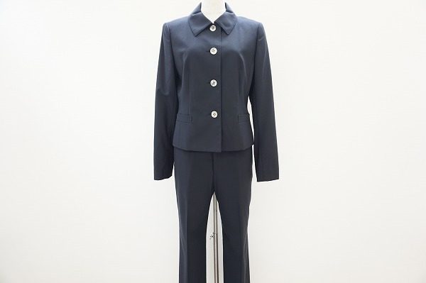 カチッとした雰囲気がカッコいい。アクアスキュータムのパンツスーツをお売り頂きました