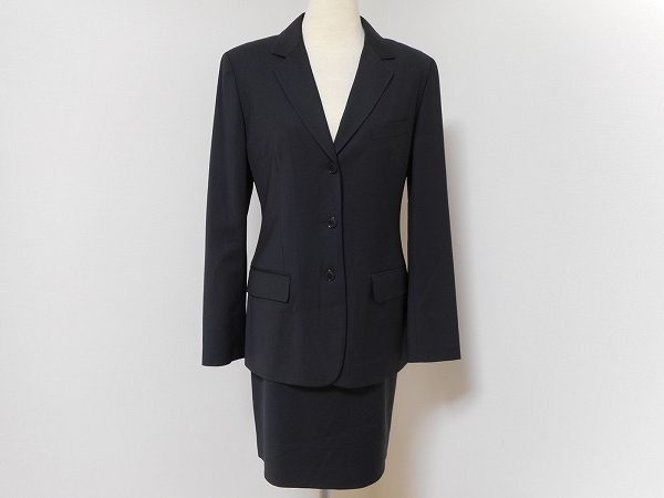 ベーシックで使いやすい。カルバンクラインのレディース向けスカートスーツをお売りいただきました