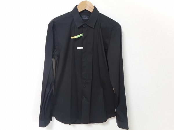 シックな雰囲気はプラダの真骨頂。ファッションを楽しむ男性のための長袖シャツをお売り頂きました