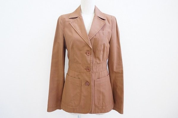 素材にもこだわり抜いた、ミュウミュウの使い勝手の良いジャケットをお売りいただきました