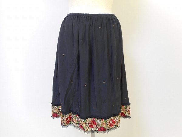 裾に施された花柄がアクセントに。トッカの上品なシルクスカートをお売り頂きました