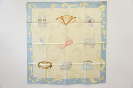淡い色味のスカーフは汎用性抜群！ブルガリの上品さ溢れるスカーフを買取しました