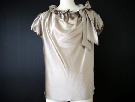 クラシックで上品なスタイリングを。使いやすいデザインワークスのブラウスをお売り頂きました