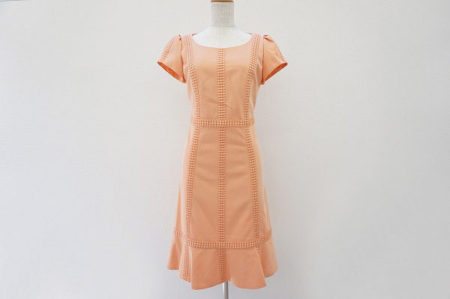 女性らしいラインと華やかなオレンジ色が素敵。コトゥーのワンピースを買取しました