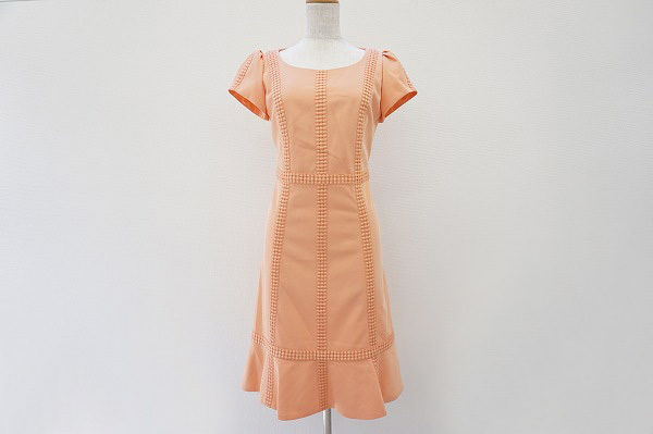 女性らしいラインと華やかなオレンジ色が素敵。コトゥーのワンピースを買取しました