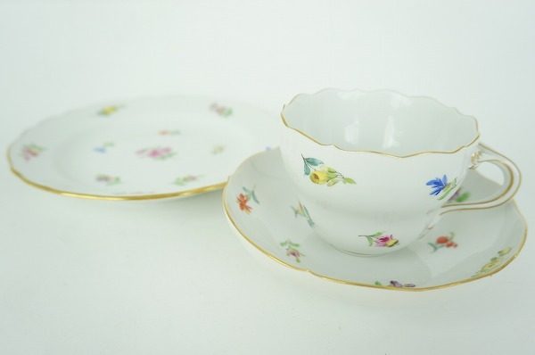 マイセンのスキャタードフラワーシリーズのカップ＆ソーサーとケーキプレートを買取しました