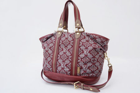 ルイ・ヴィトンのアヴィエーターバッグで、一味違うヴィトンの楽しみ方を！2010年限定モデルをお売り頂きました