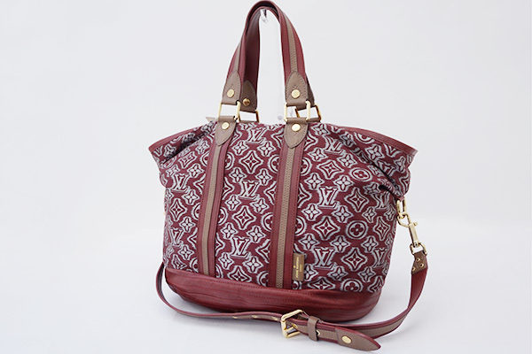 ルイ・ヴィトンのアヴィエーターバッグで、一味違うヴィトンの楽しみ方を!2010年限定モデルをお売り頂きました