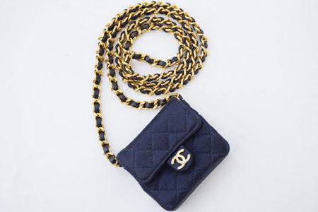 黒にゴールドのロゴとチェーンが光りとても華やか！シャネルのミニミニマトラッセチェーンポーチを買取しました