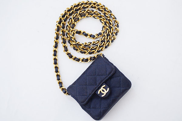 黒にゴールドのロゴとチェーンが光りとても華やか！シャネルのミニミニマトラッセチェーンポーチを買取しました