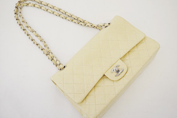 人気のシャネルのバックでも希少価値。上品なアイボリーの水蛇皮マトラッセを買取しました